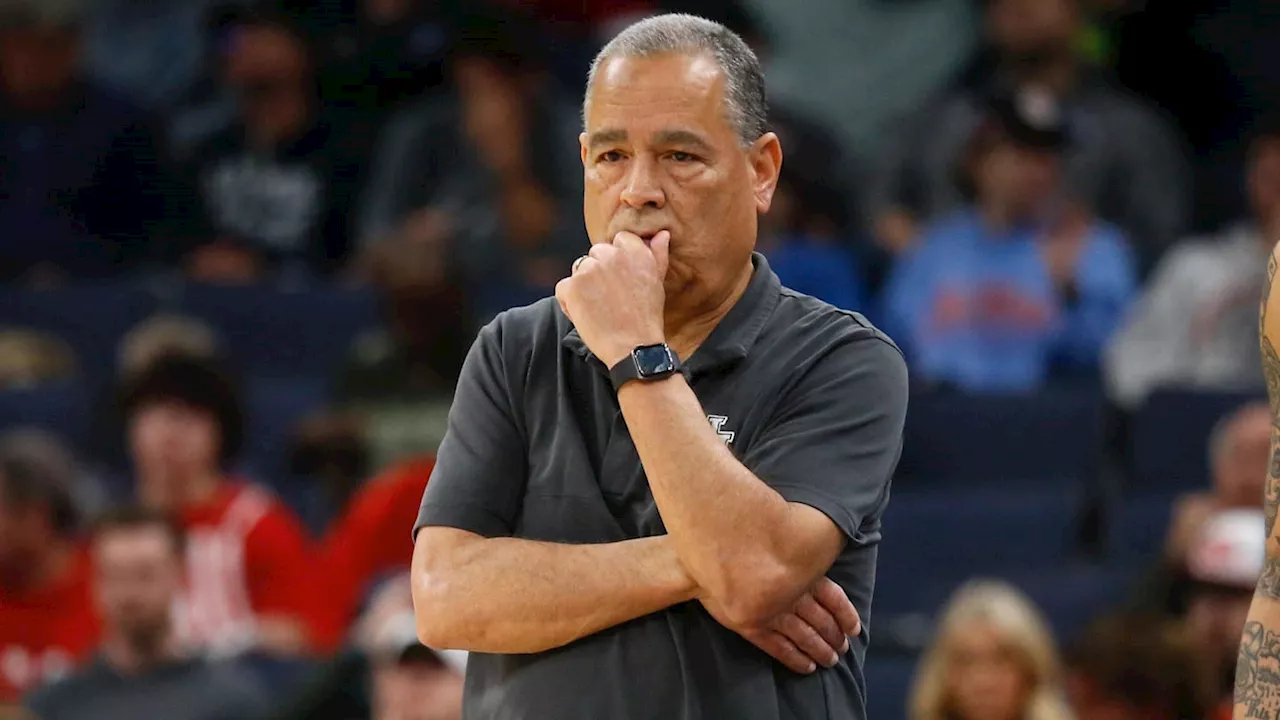 Kelvin Sampson says recruiting with private jet access now a 'necessity' for Houston