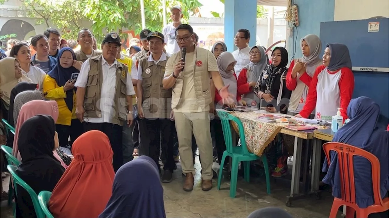 Bagi-bagi Cokelat Saat Blusukan Ke Pancoran, Ridwan Kamil Diteriaki Warga: Berasnya Mana?