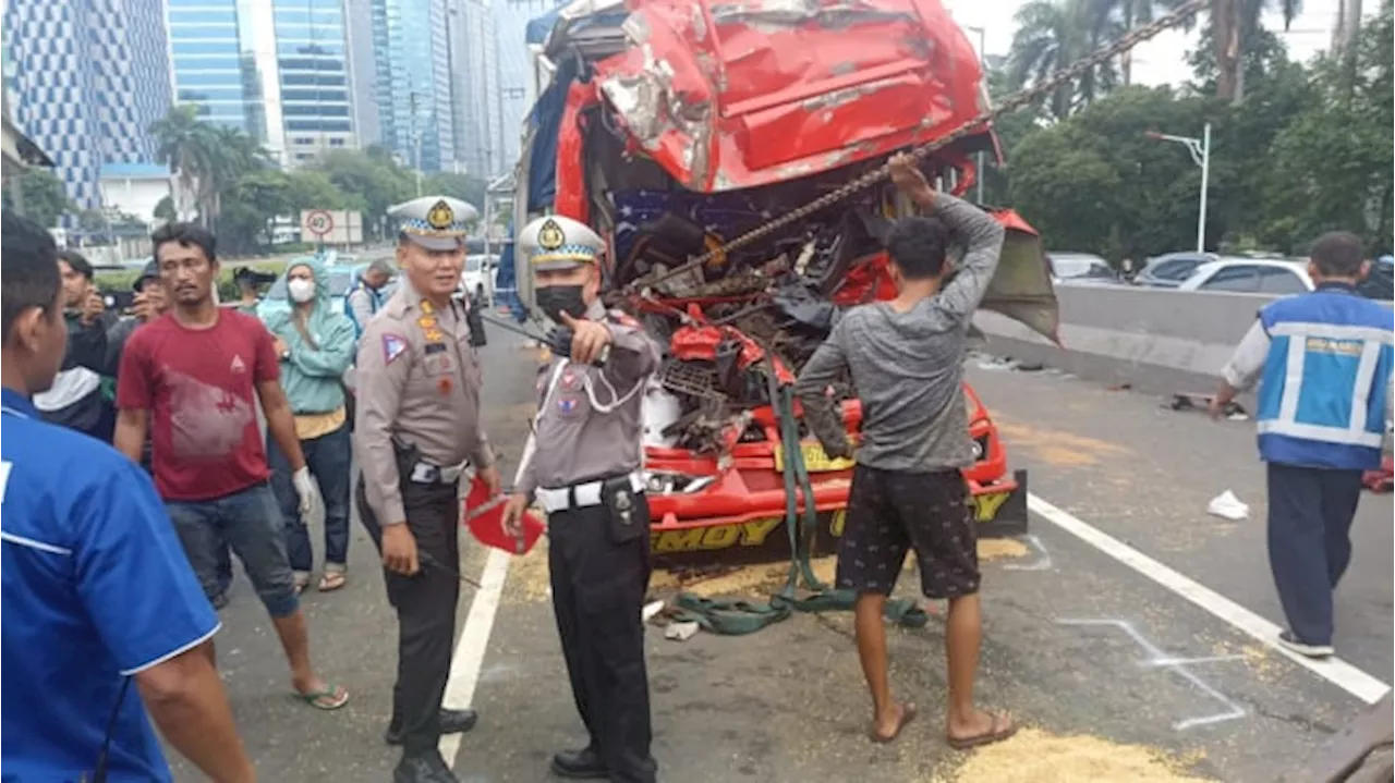 Detik-detik Kecelakaan 2 Truk di Tol Dalkot, Satu Orang Tewas