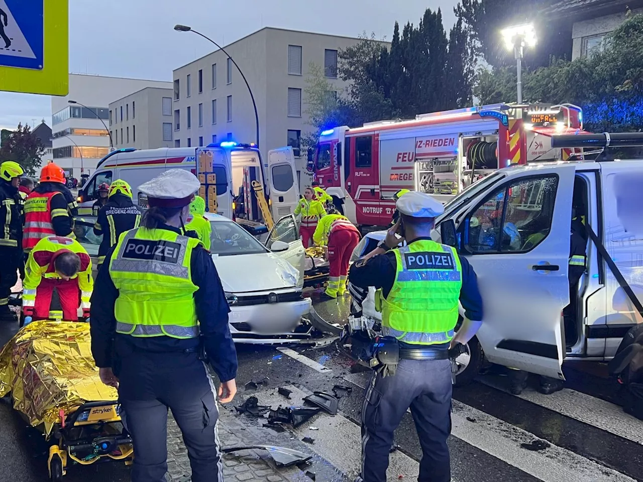 Zwei Schwerverletzte nach Frontal-Kollision in Bregenz