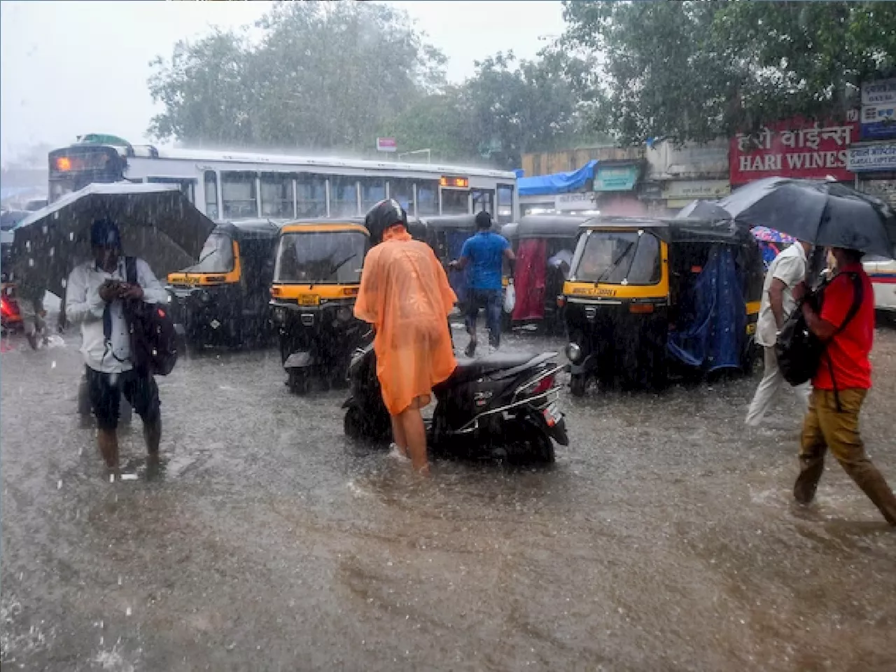 'मुख्यमंत्र्यांनी म्हटलं यंदा कुठेच पाणी तुंबलं नाही आणि 2 तासातच..' आदित्य ठाकरे यांचा टोला