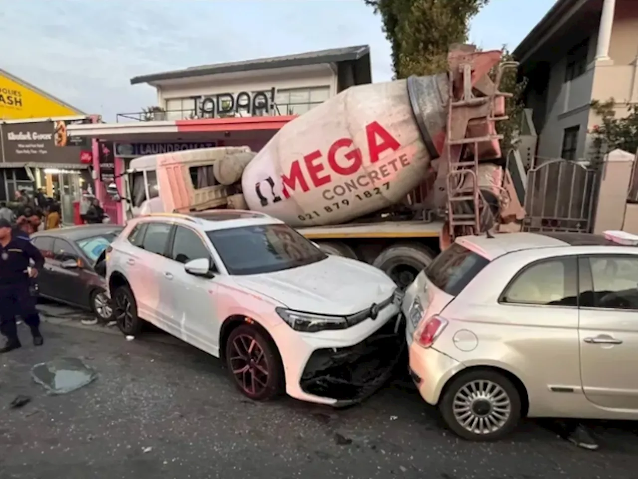 Massive Truck Accident On Kloof Nek, Crashing Into 17 Cars And Injuring 10 People [Videos]