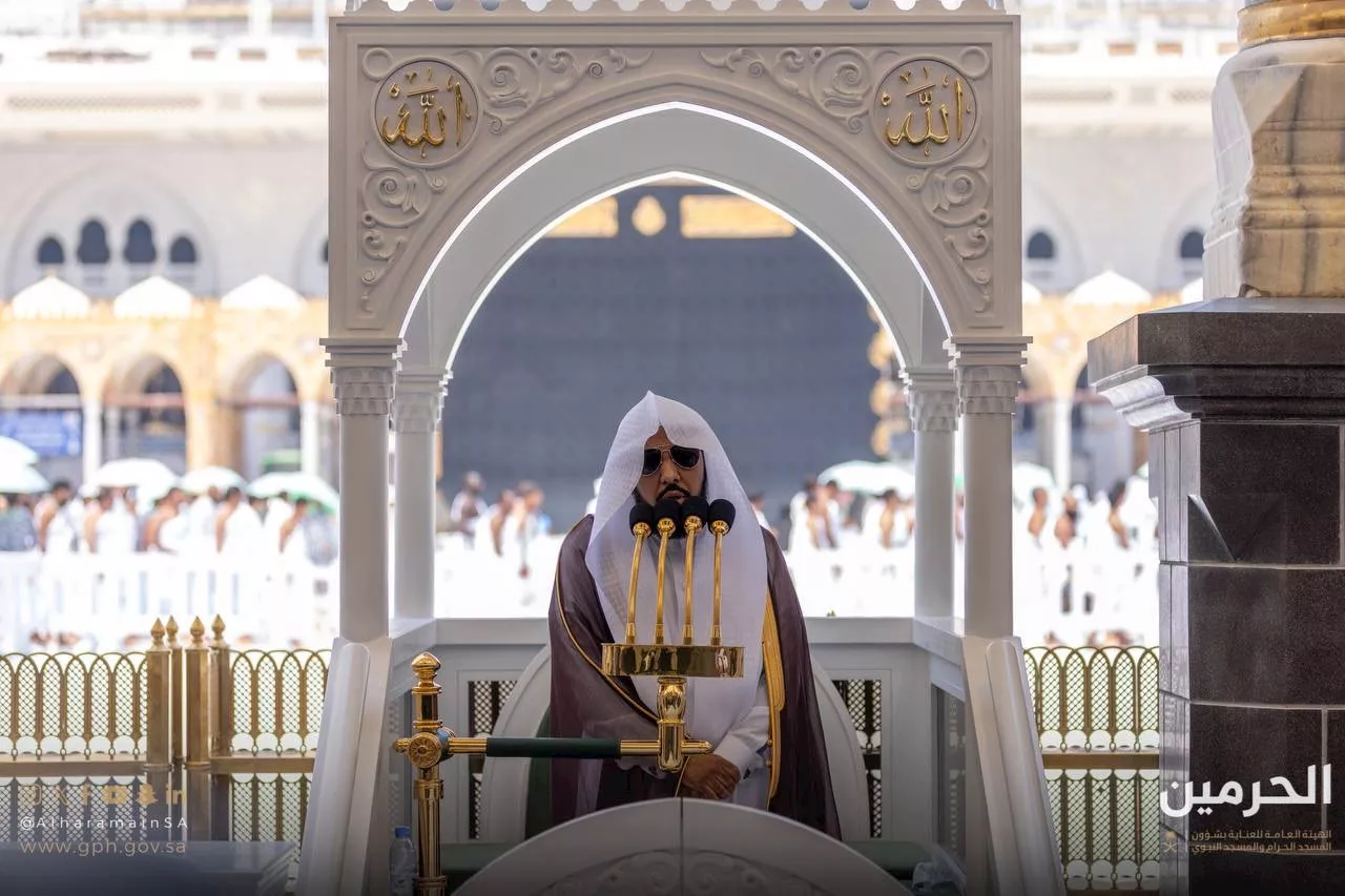 خطيب المسجد النبوي : احفظوا ألسنتكم وأحسنوا الرفق