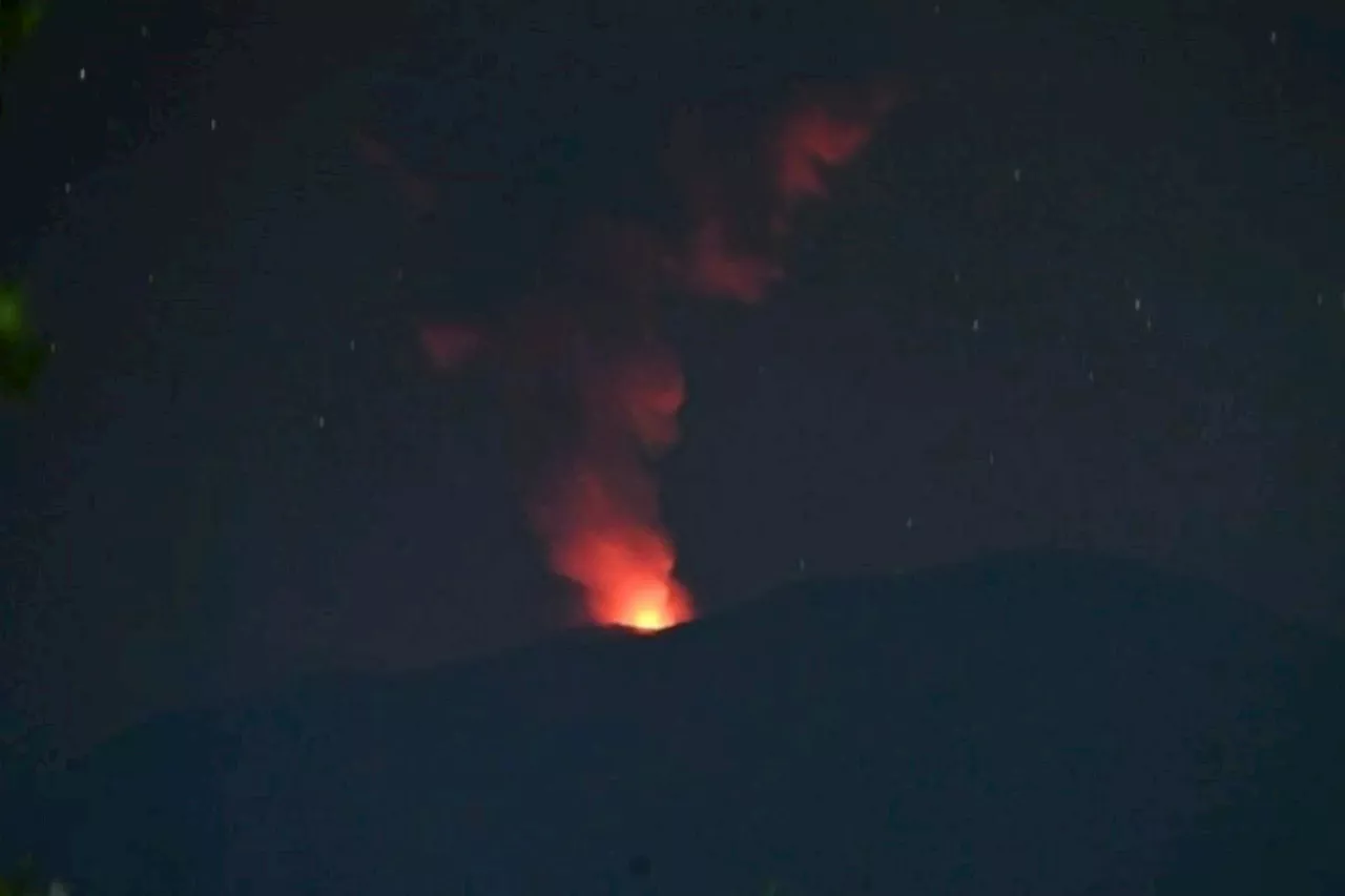 Gunung Ibu erupsi lagi Jumat malam, keluarkan abu setinggi 700 meter