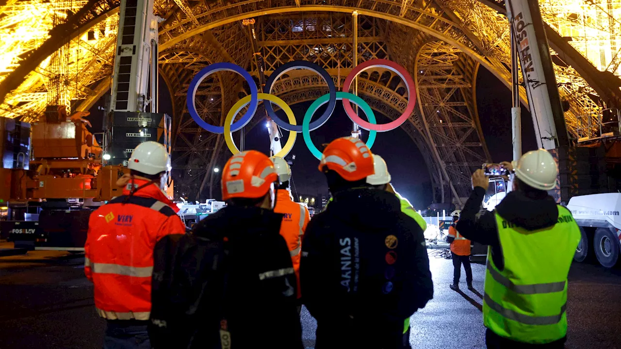 Paris 2024: les images des anneaux olympiques retirés de la tour Eiffel