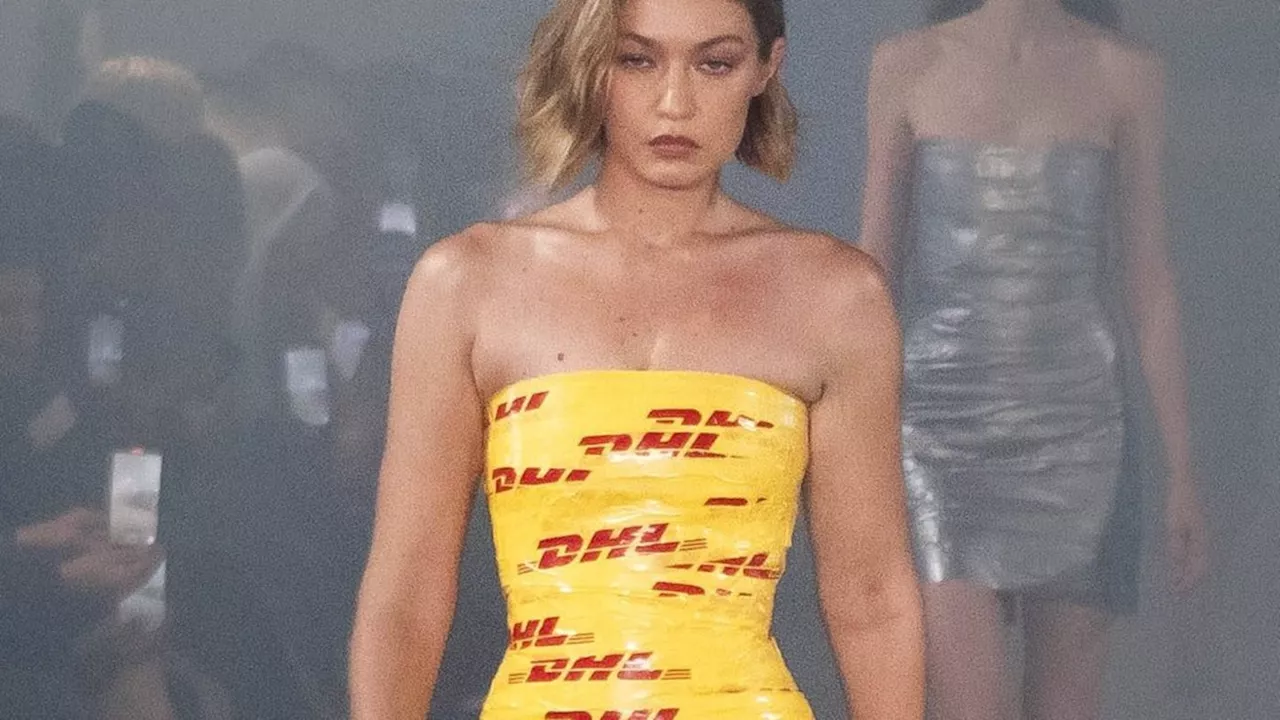 Paris Fashion Week: Gigi Hadid stolpert in Klebeband-Kleid auf dem Laufsteg