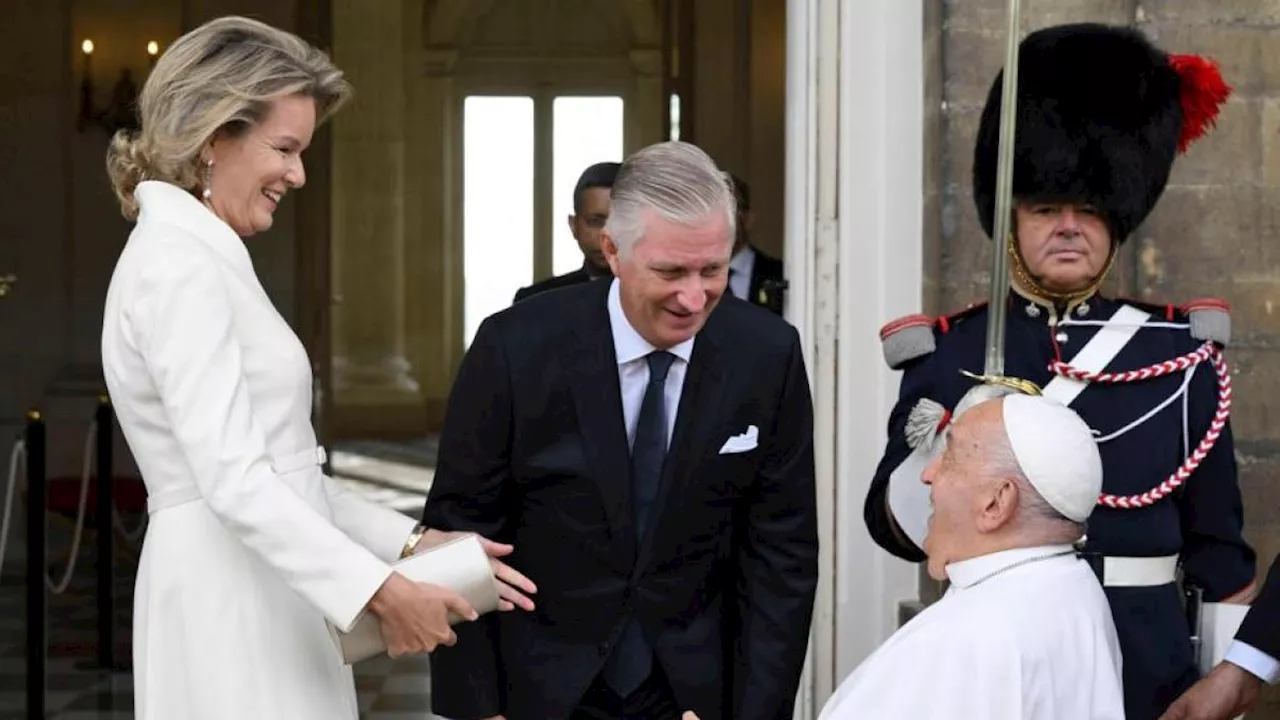 Papa Francesco accolto a Palazzo dal re del Belgio, figlio di Paola Ruffo di Calabria