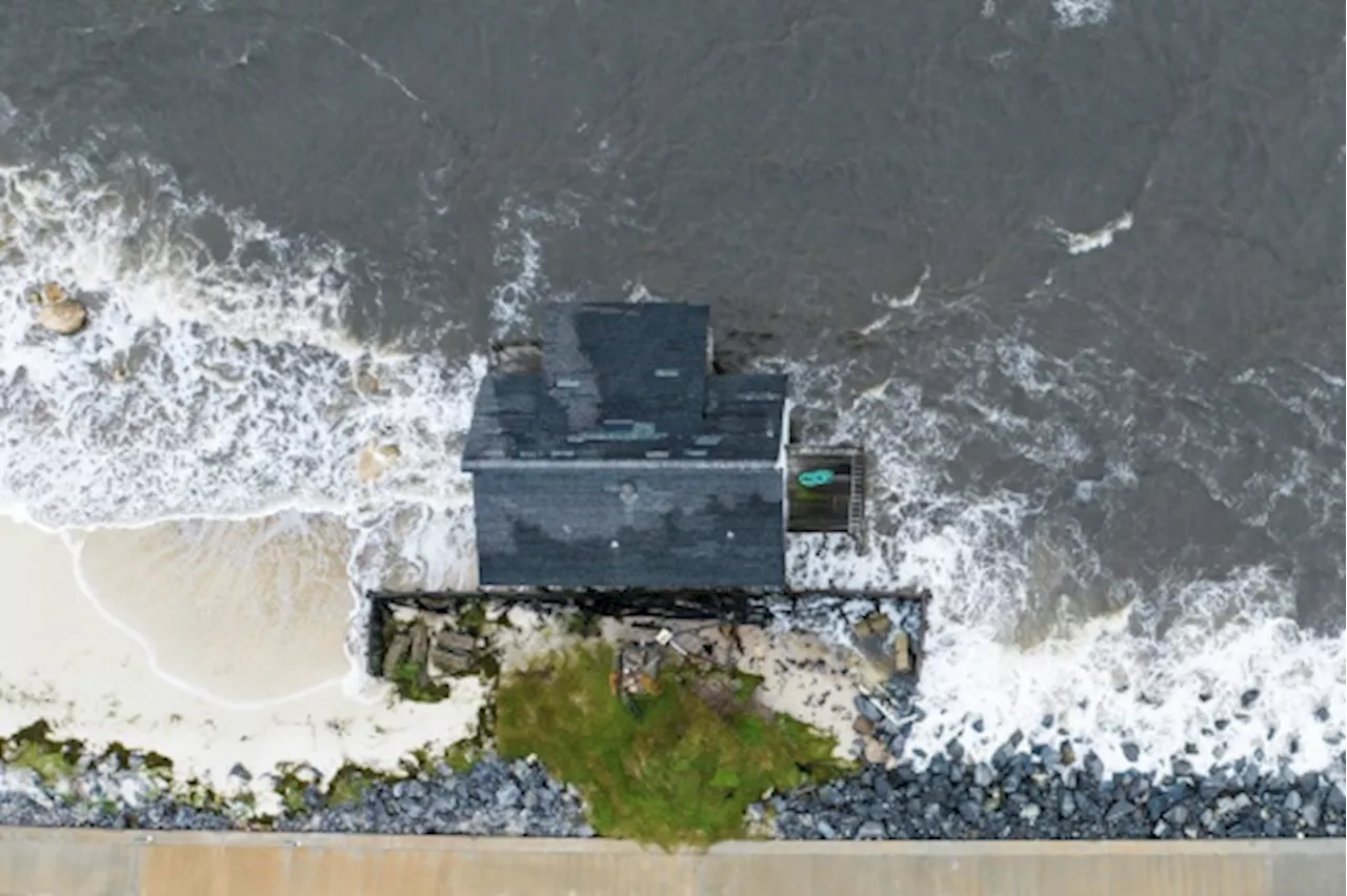 L'ouragan Hélène, 'extrêmement dangereux', s'abat sur la Floride