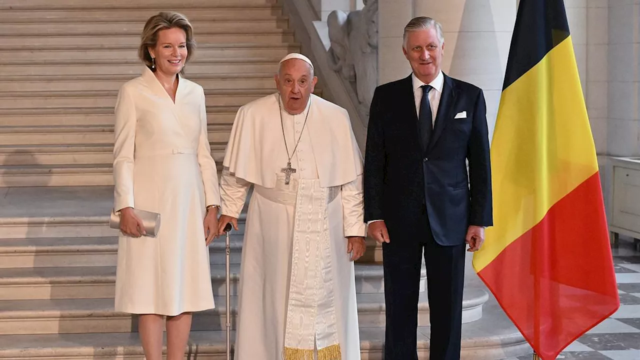 Mathilde of Belguim poses with Pope Francis at the Castle of Laeken