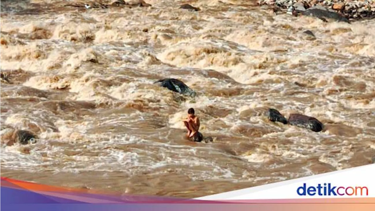 Viral Bocah Terjebak 2 Jam di Tengah Sungai Meluap di Cianjur