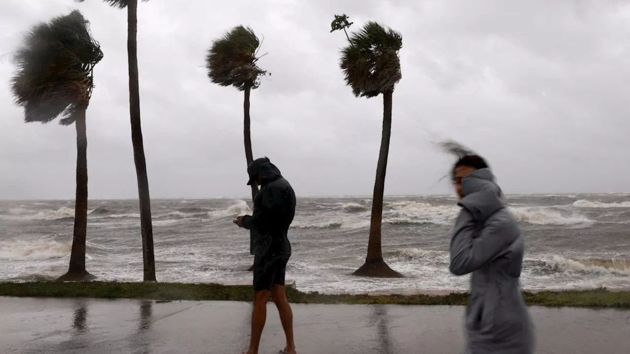 L'uragano Helene spaventa la Florida, migliaia gli sfollati: 'Chi resta scriva il nome sugli arti'