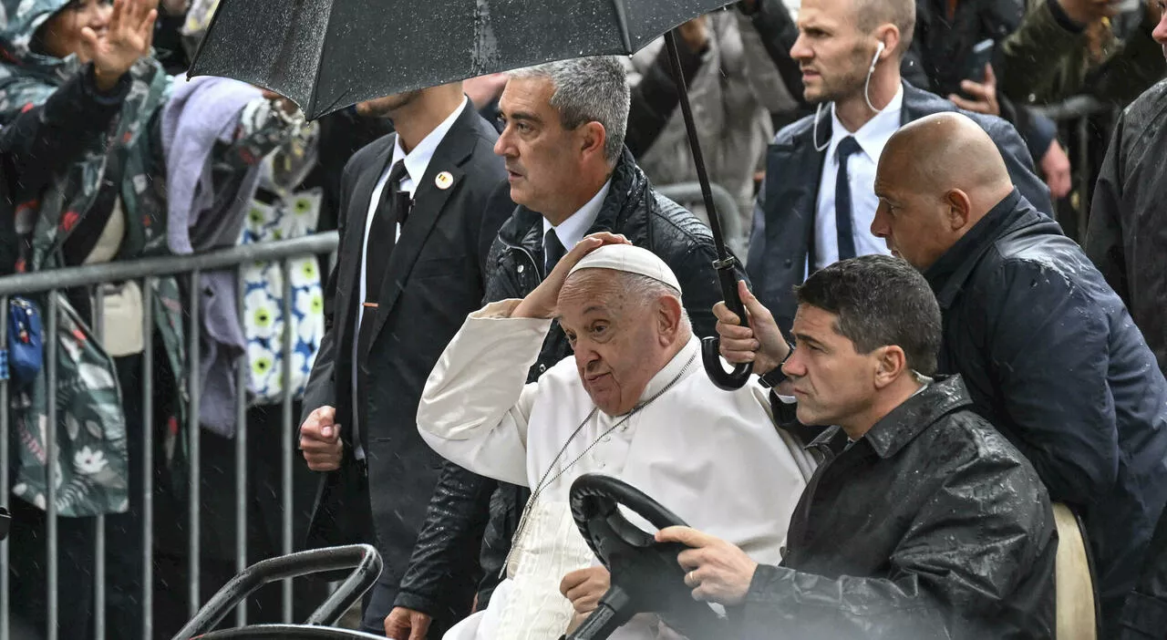 Il viaggio horribilis del Papa in Belgio, prima contestato per gli abusi e poi nel pomeriggio per vietare le d