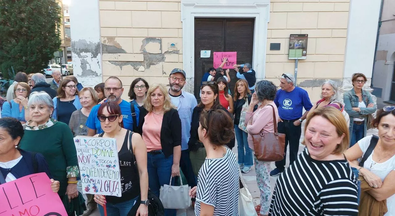 Terni, «Mi hanno preso alle spalle poi è stato l'inferno»: investigatori al lavoro sulla violenza sessuale den