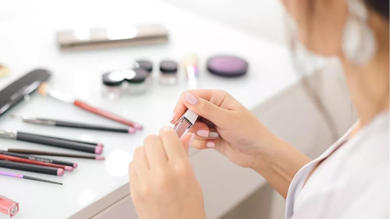 Denuncian la presencia de tóxicos en dos labiales: podrían suponer un riesgo para la salud