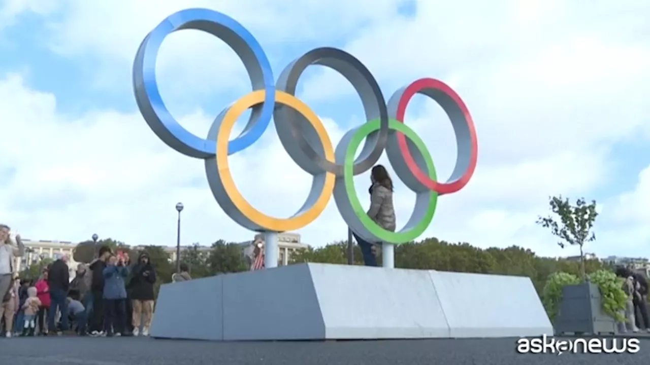 Parigi dice addio alle Olimpiadi: i cinque cerchi rimossi dalla Tour Eiffel