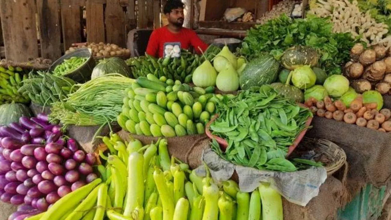 त्योहारों से पहले सब्जियों ने बिगाड़ा रसोई का स्वाद, प्याज-टमाटर का तड़का हुआ महंगा; लहसुन 320 के पार