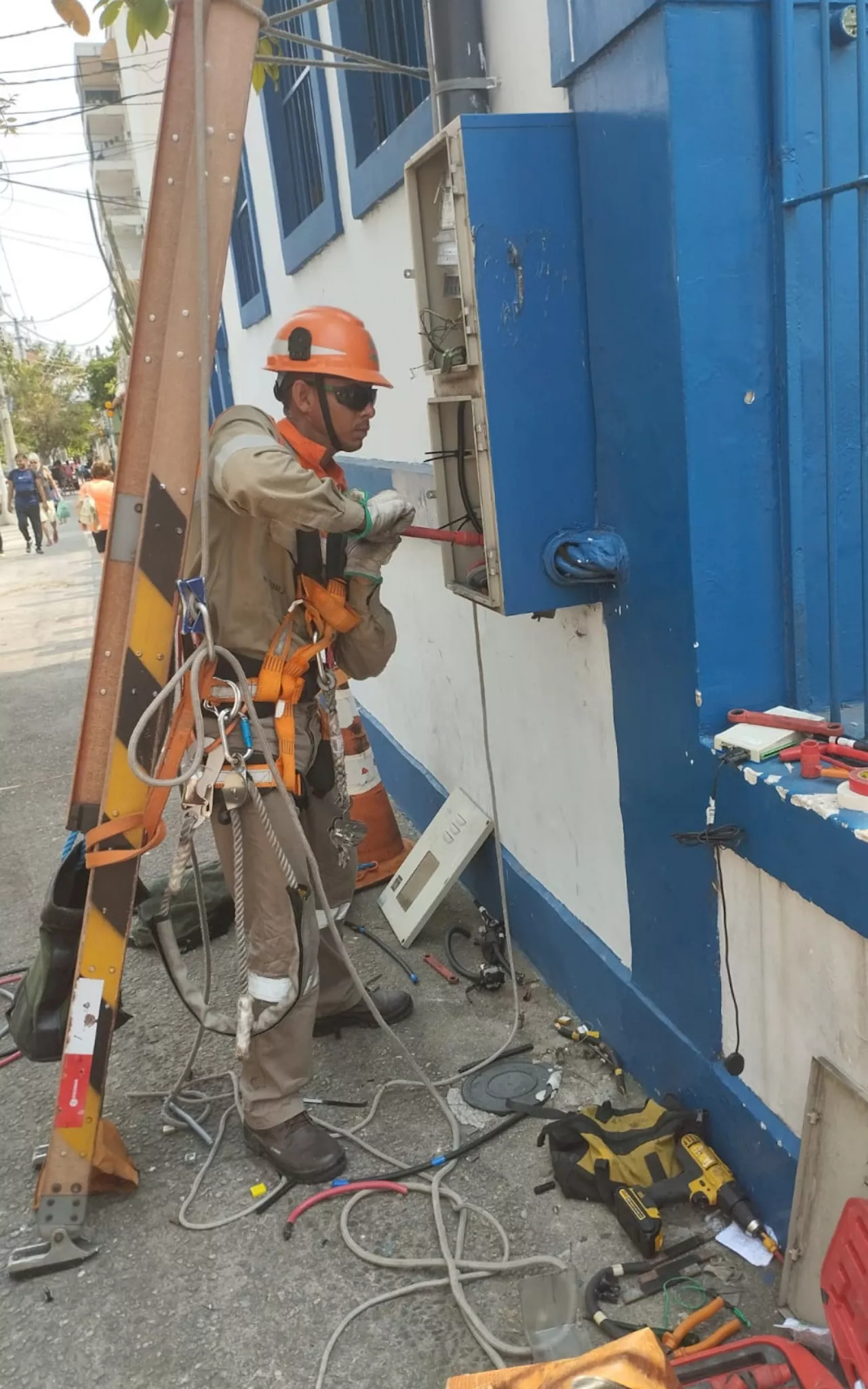 Escola municipal do Méier fica sem luz após ter relógios e cabos de energia furtados