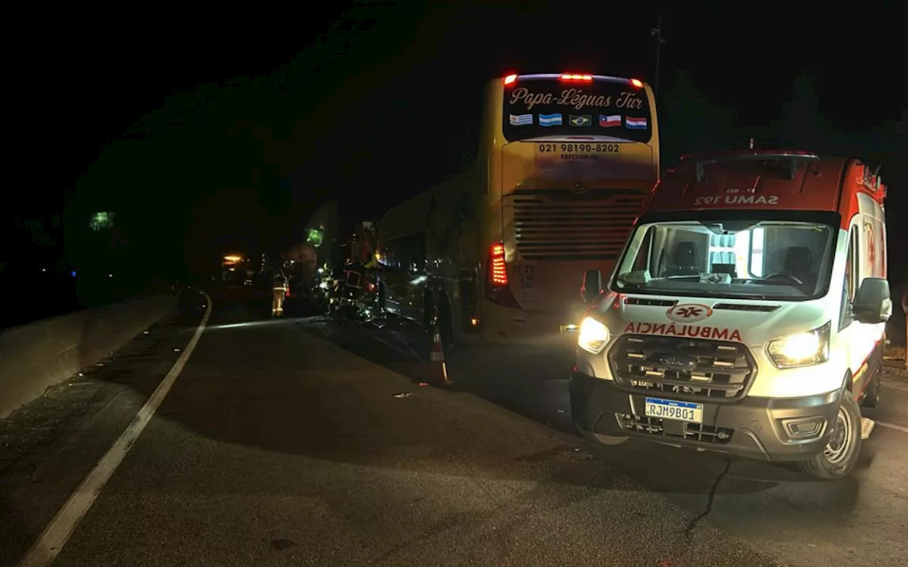 Ônibus bate em traseira de caminhão na Via Dutra e deixa 17 feridos