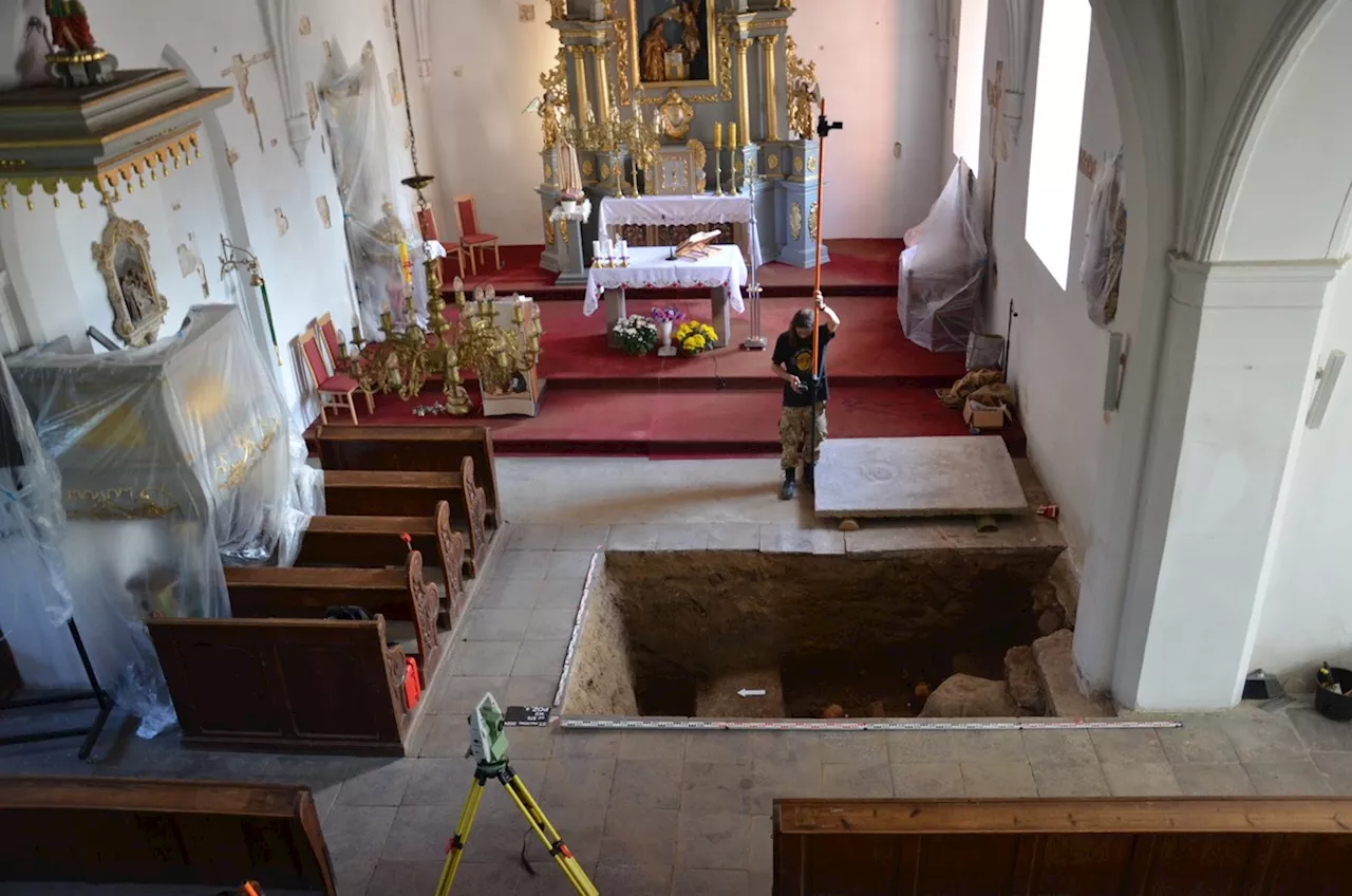 Esqueletos com foices no pescoço desenterrados sob igreja na Polônia