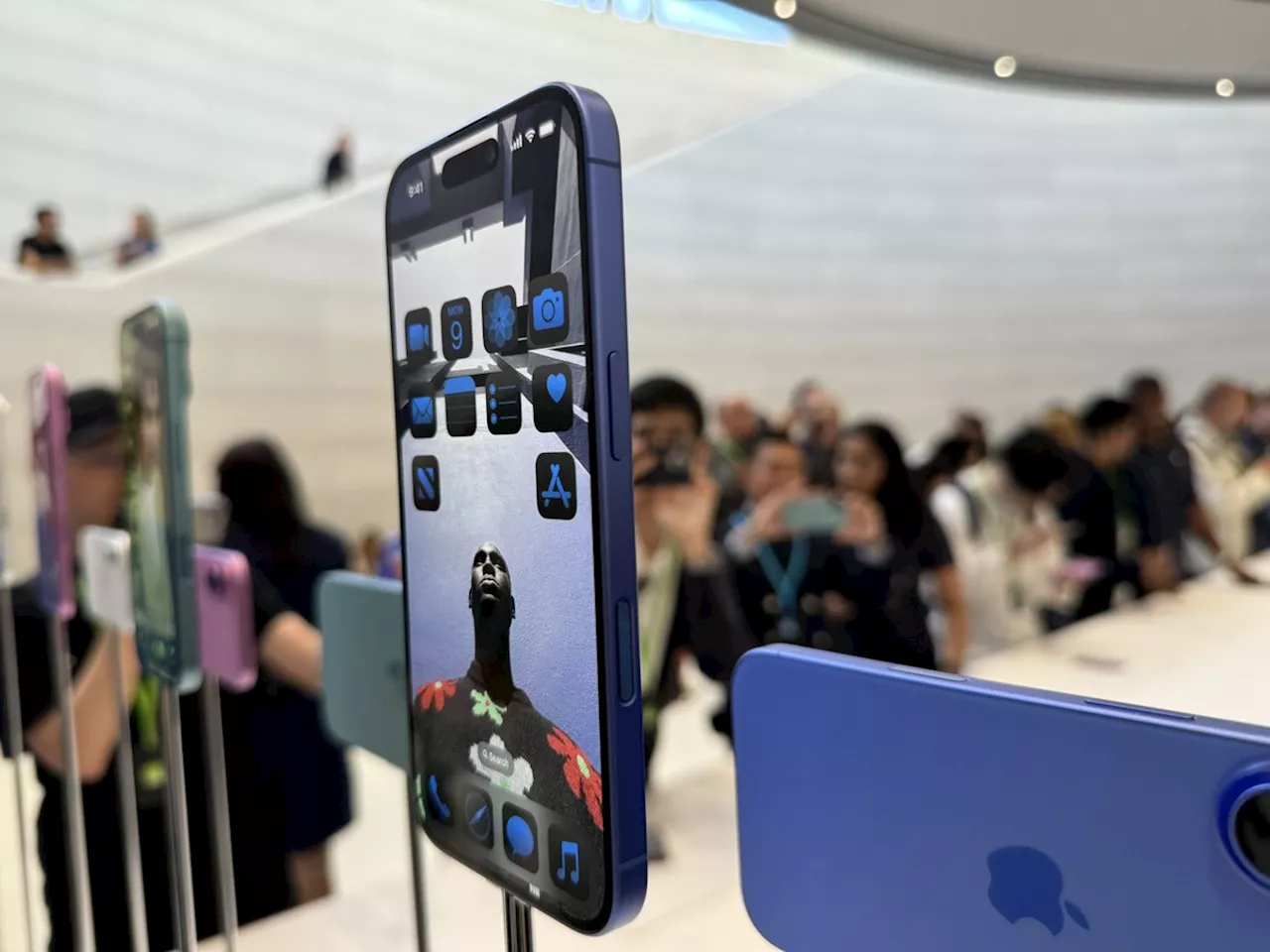 iPhone 16 é lançado nesta sexta-feira no Brasil com novas funções e promoções no varejo