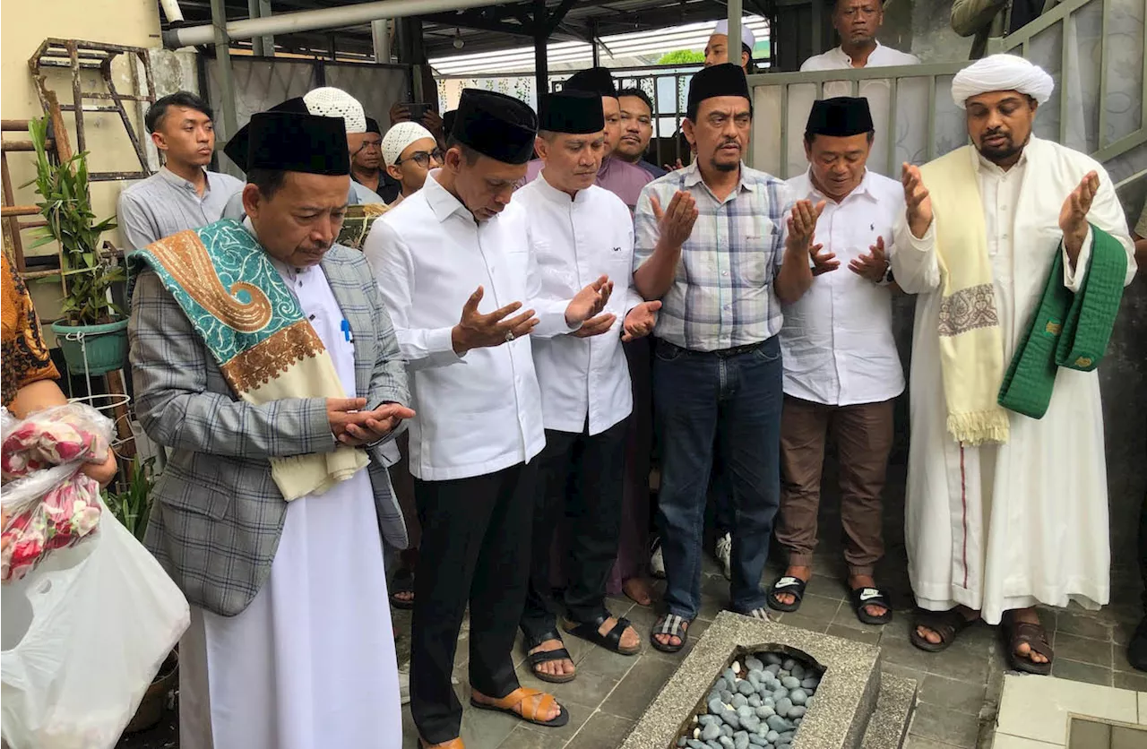 Sosialisasi di Ciawi, Rudy-Jaro Ade Bagikan Makan Gratis dan Berziarah