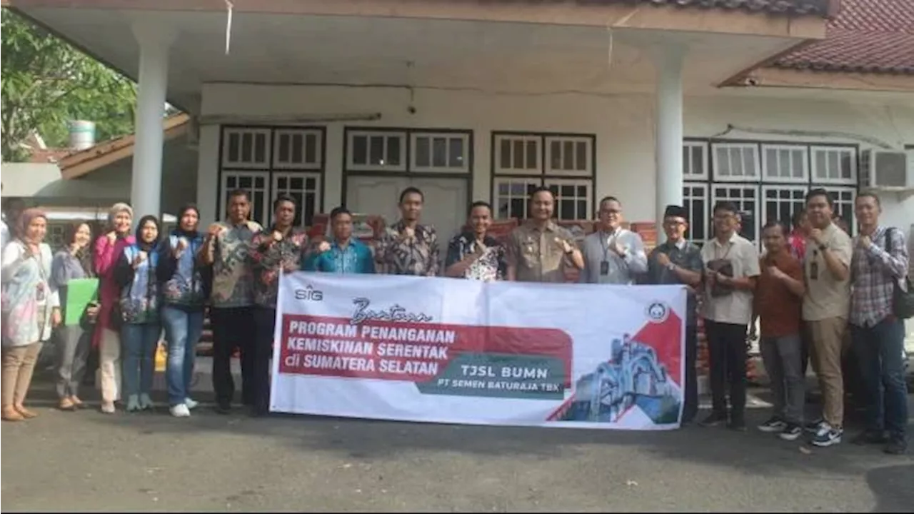 Pj Bupati OKU Serahkan Ratusan Paket Sembako Kepada Masyarakat Ogan Komering Ulu