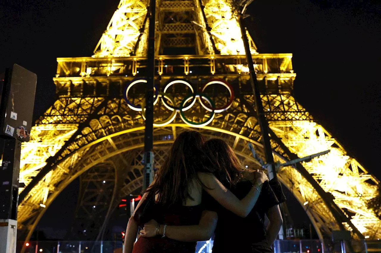 Les anneaux olympiques de la tour Eiffel ont été déposés (photographe AFP)