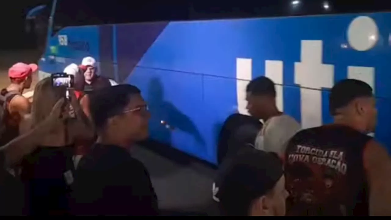 Flamengo é recebido com pipoca, e torcedores conflitam com PM