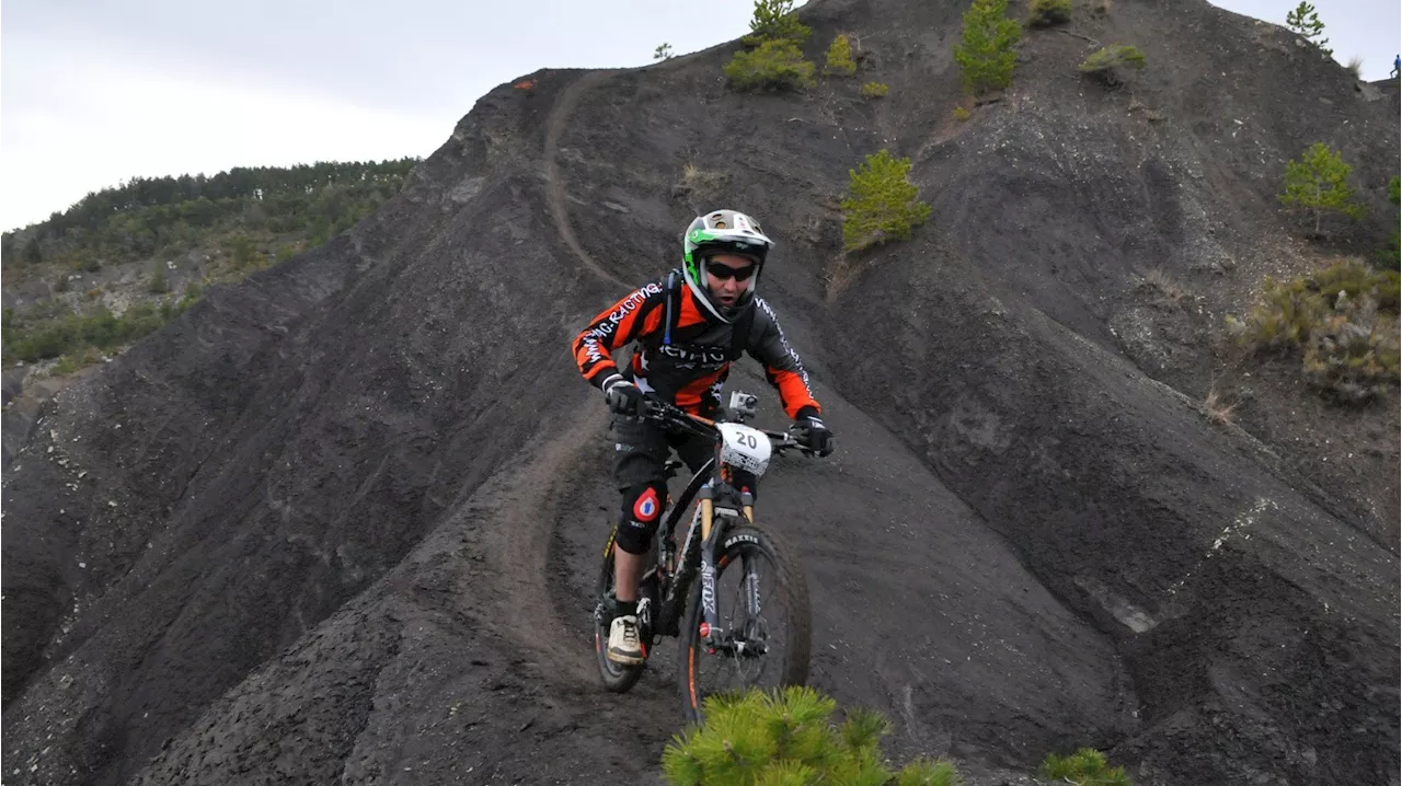 Quand les riders de l'enduro affrontent les dunes sombres à Digne-les-Bains