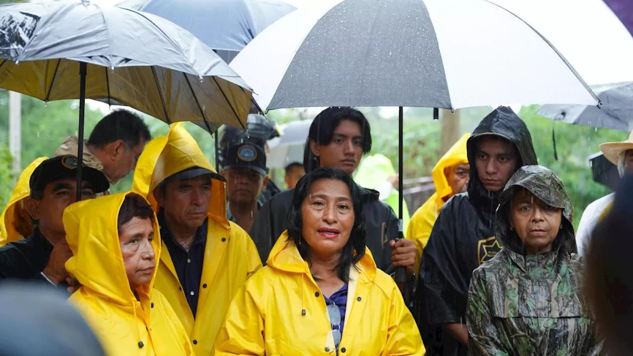 Abelina López encabeza labores de rescate de familias por inundaciones provocadas por el huracán John en Acapu