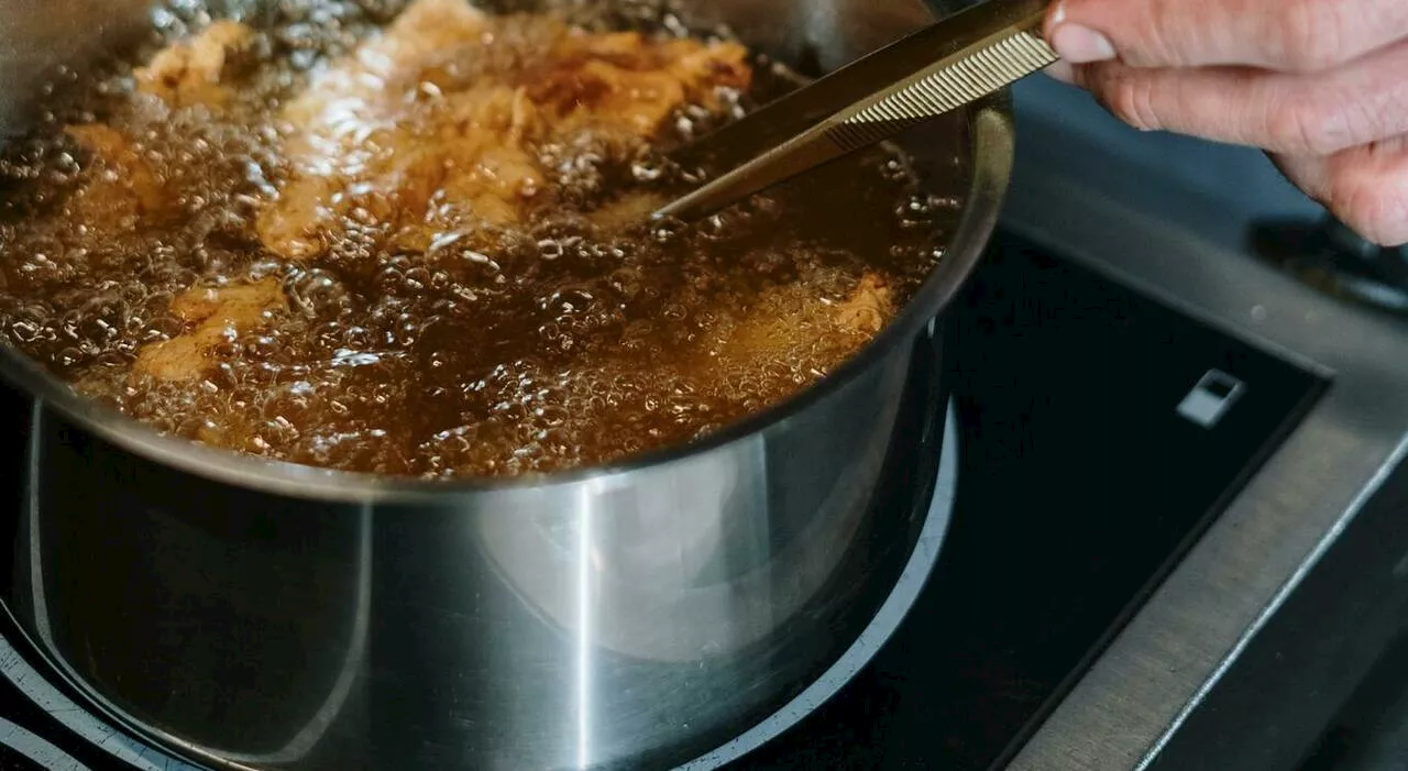 Lancia una padella d'olio bollente addosso alla moglie, poi la minaccia: «Lavati con la candeggina». Le violen