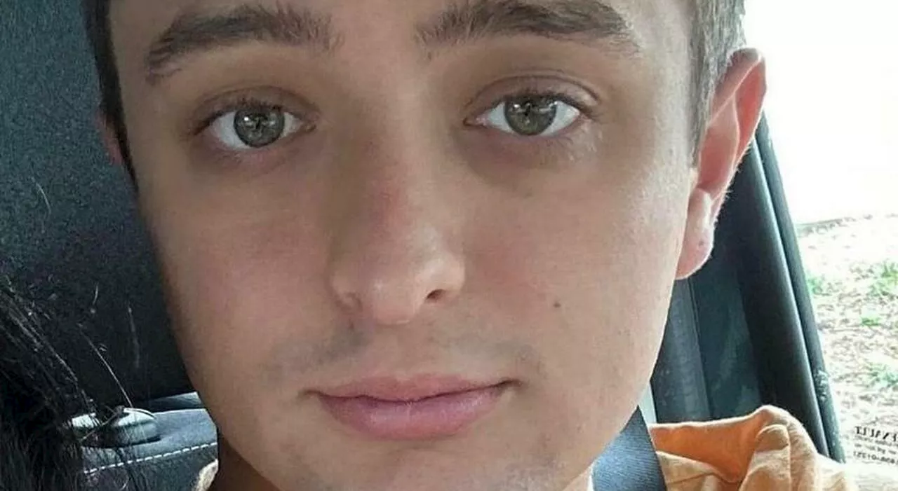 Massimo muore a 25 anni, ucciso da una leucemia fulminante: «L'ha scoperta a inizio estate, se n'è andato in 4