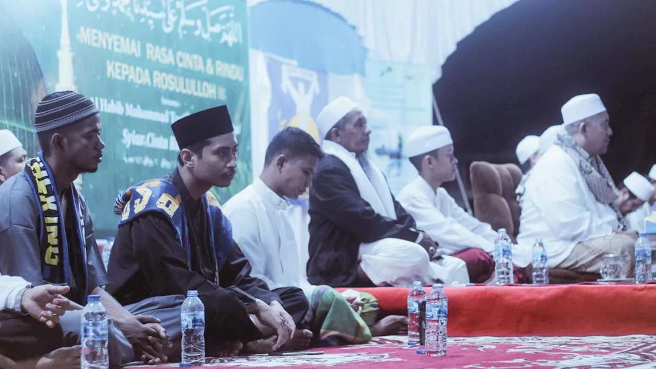 Indahnya Perbedaan, Suporter Bola Non-Muslim Jaga Peringatan Maulid Nabi Muhammad di Pekanbaru