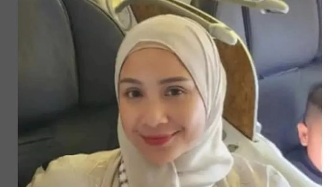 Nagita Slavina Gunakan Abaya Bersulam Kristal Swarovski Saat Berangkat Umrah