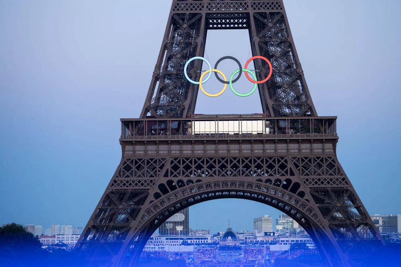 Paris 2024 : les anneaux olympiques ont été retirés de la tour Eiffel