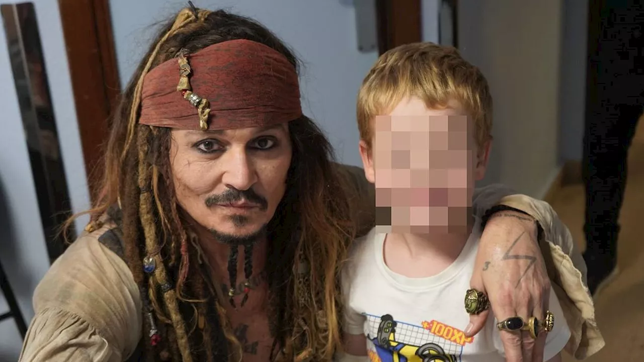 Johnny Depp nei panni di Jack Sparrow dai bambini malati