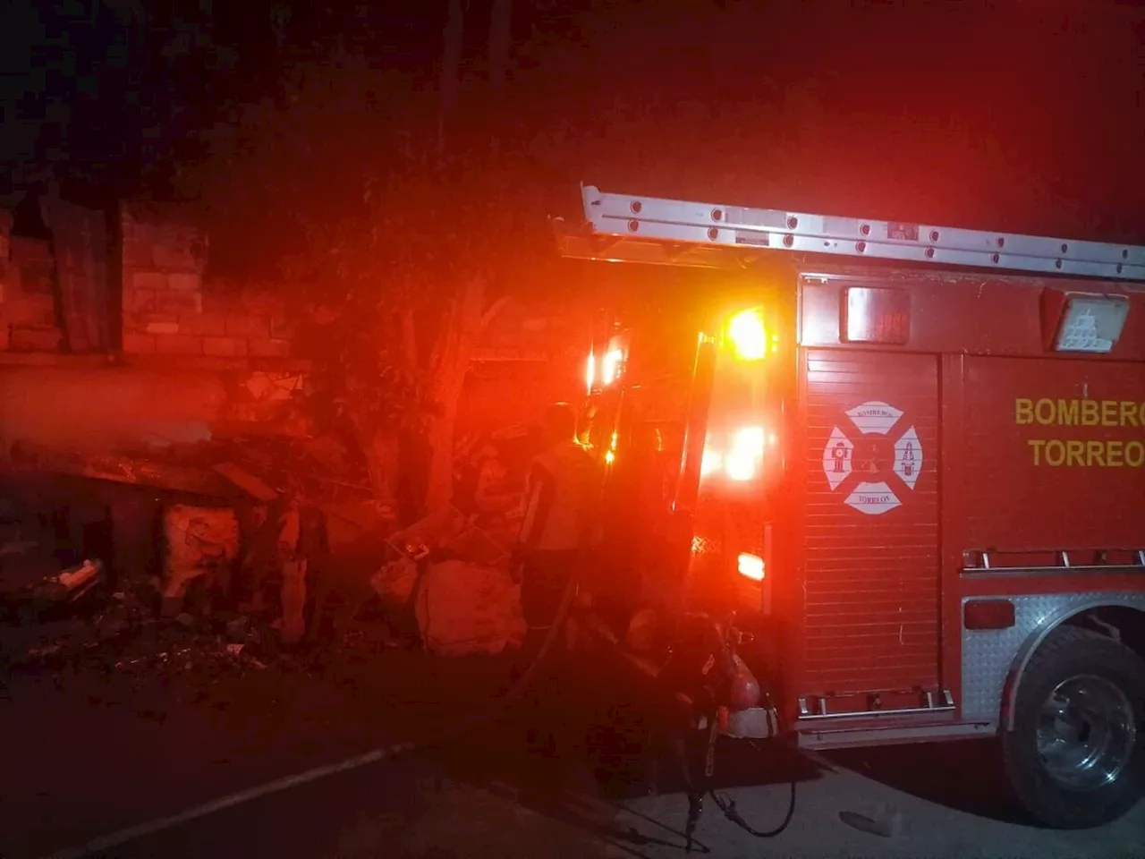 Aparatoso incendio consume casa abandonada en Torreón; deja cuantiosos daños materiales