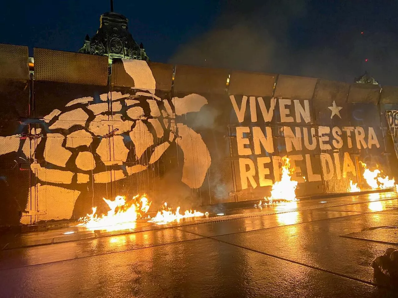 Pese lluvia y muros, marchan en memoria de los 43 desaparecidos de Ayotzinapa