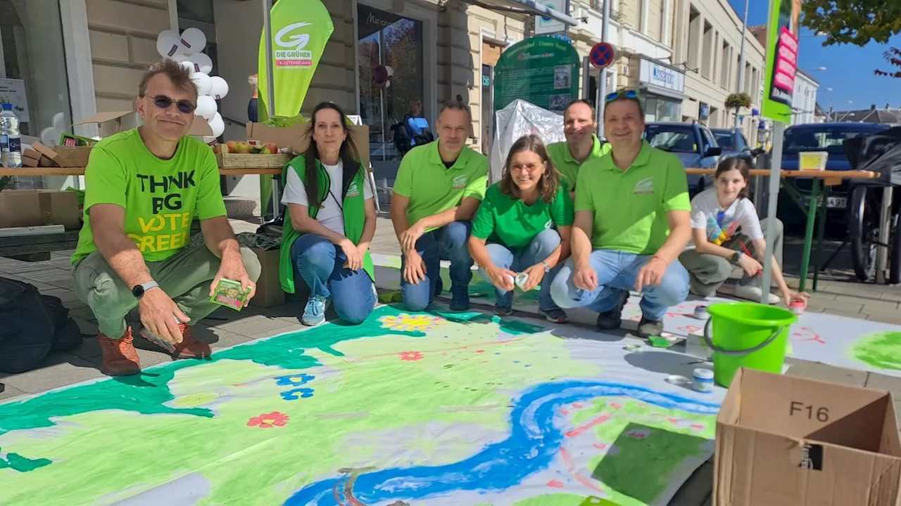 Grüne entsiegeln symbolisch am Stadtplatz Klosterneuburg