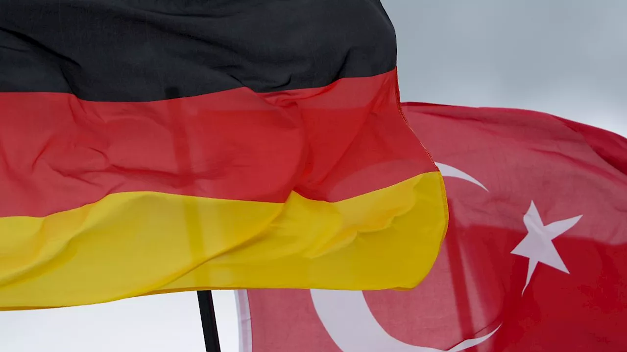 Einigung mit Ankara: Berlin schiebt Tausende Asylbewerber in die Türkei ab