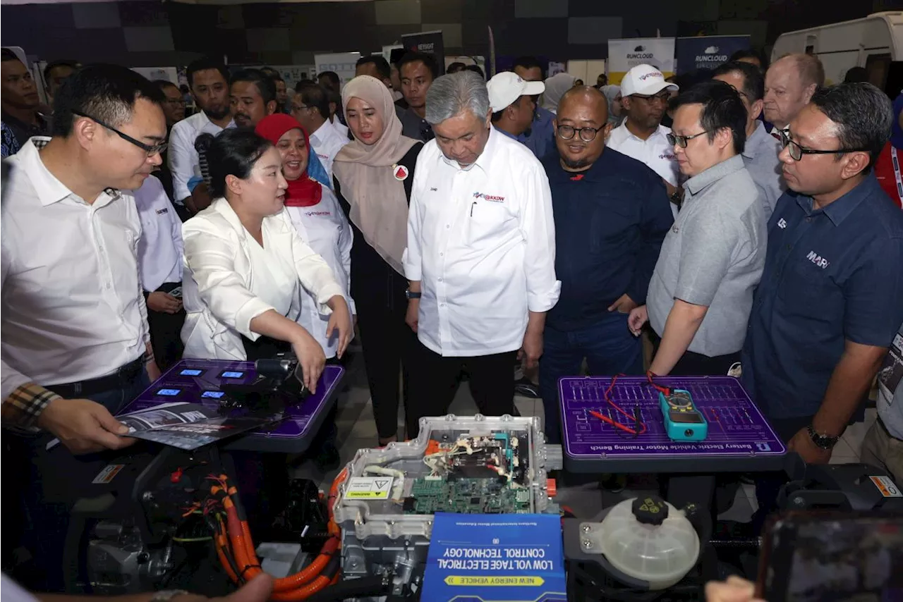 Govt to secure employment for 622 tahfiz students with Boeing, Airbus, says Zahid