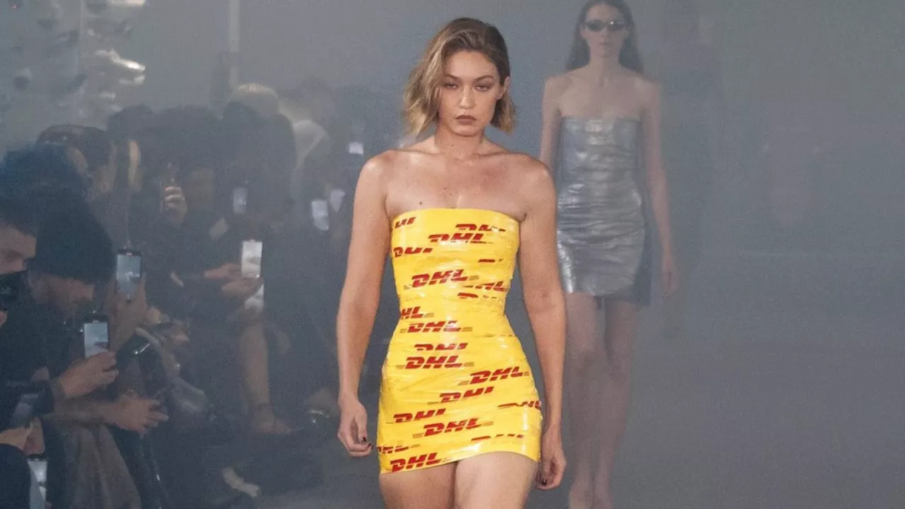 Gigi Hadid stolpert auf Paris Fashion Week in DHL-Klebeband-Kleid