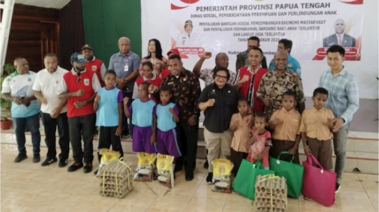 Pemprov Papua Tengah Salurkan Bantuan Sosial untuk Anak Terlantar dan Lansia