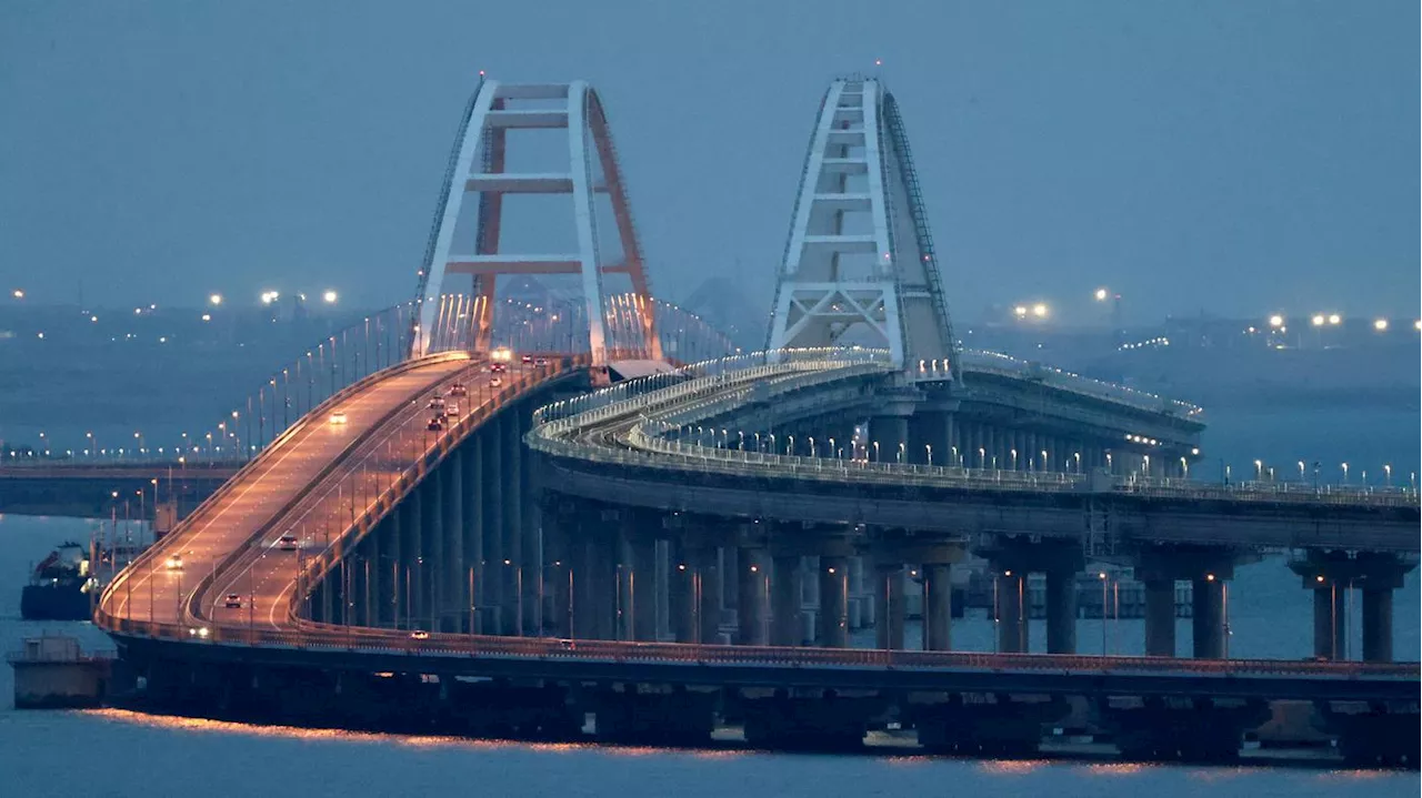 „Nicht identifizierte“ Konstruktion: Ukraine beobachtet neue russische Bauarbeiten nahe der Krim-Brücke