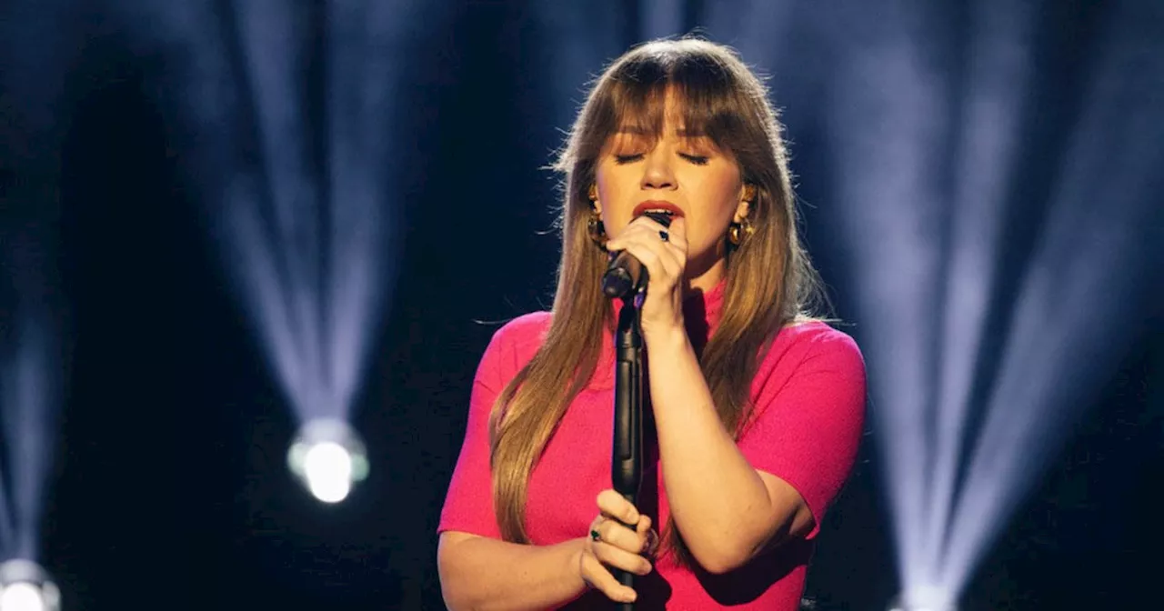 Kelly Clarkson Delivers Stunning Cover Of Celine Dion's 'My Heart Will Go On' For 'Kellyoke'