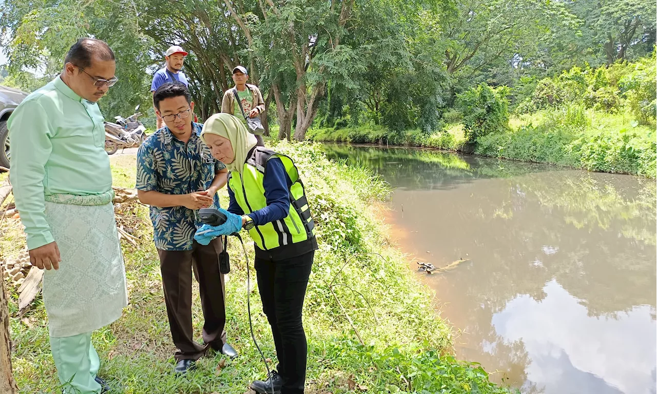 Sungai Gemencheh tercemar, berubah warna jadi hitam