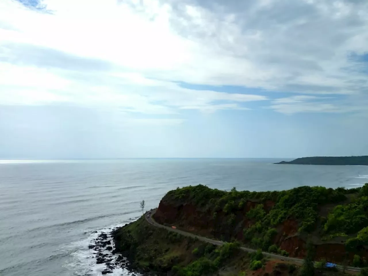 एका सुंदर वळणावर दिसतो अथांग समुद्र... महाराष्ट्रातील नयनरम्य सागरी मार्ग