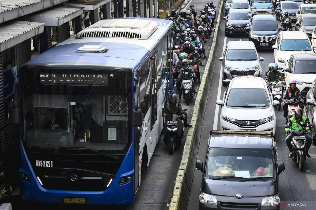 Pengendara Motor Menerobos Jalur Busway di Salemba