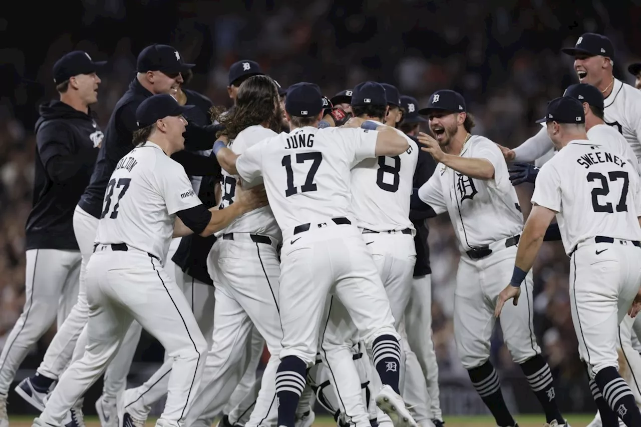 Tigers clinch AL wild card with 4-1 win, White Sox set loss record