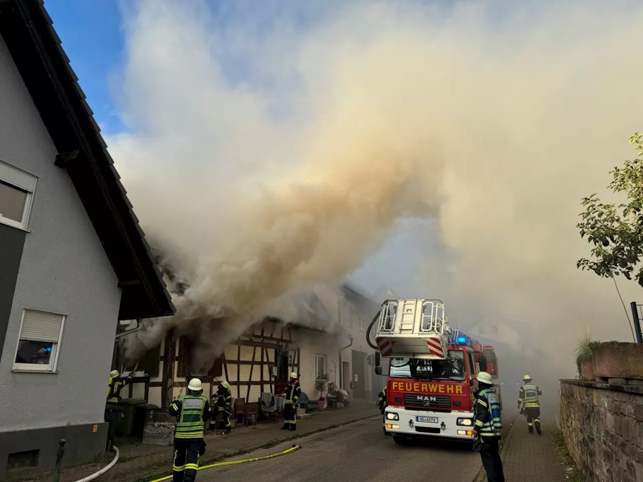 Gebäudebrand in Offenburg Bühl - Starke Rauchentwicklung im Ortskern